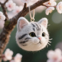 画像をギャラリービューアに読み込む, 【純手作り】リアルなシルバースポッテッドキャット、あなただけのオリジナルペットチャームで、猫の魅力と躍動感を余すところなく再現!