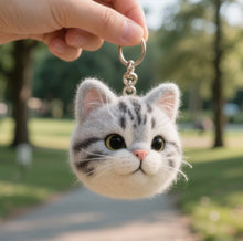 画像をギャラリービューアに読み込む, 【純手作り】リアルなシルバースポッテッドキャット、あなただけのオリジナルペットチャームで、猫の魅力と躍動感を余すところなく再現!